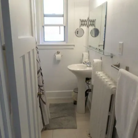 Beautiful, Clean, Quiet 2 Br-in Downtown Ottawa. Parking, Wifi And Netflix Included * Ottawa