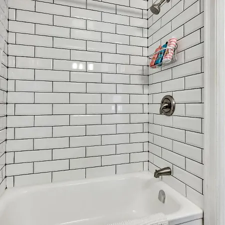Modern/stylish 2br - Free Parking - Near Downtown! Apartment