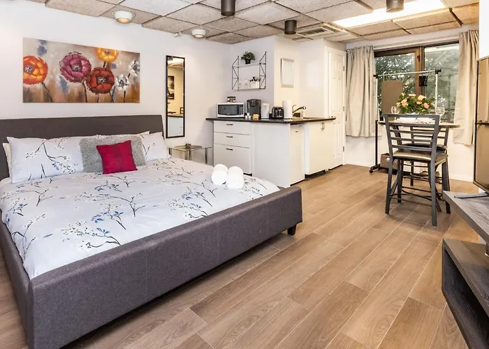 Modern Apartment- King Bed - Near Little Italy
