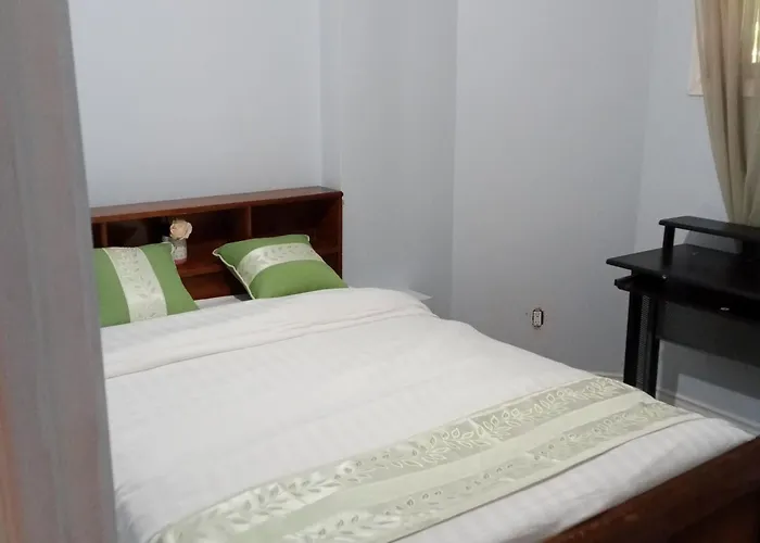 The Basement By The Side Door Guest House