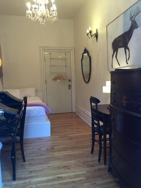 Gold Door 2* Ottawa