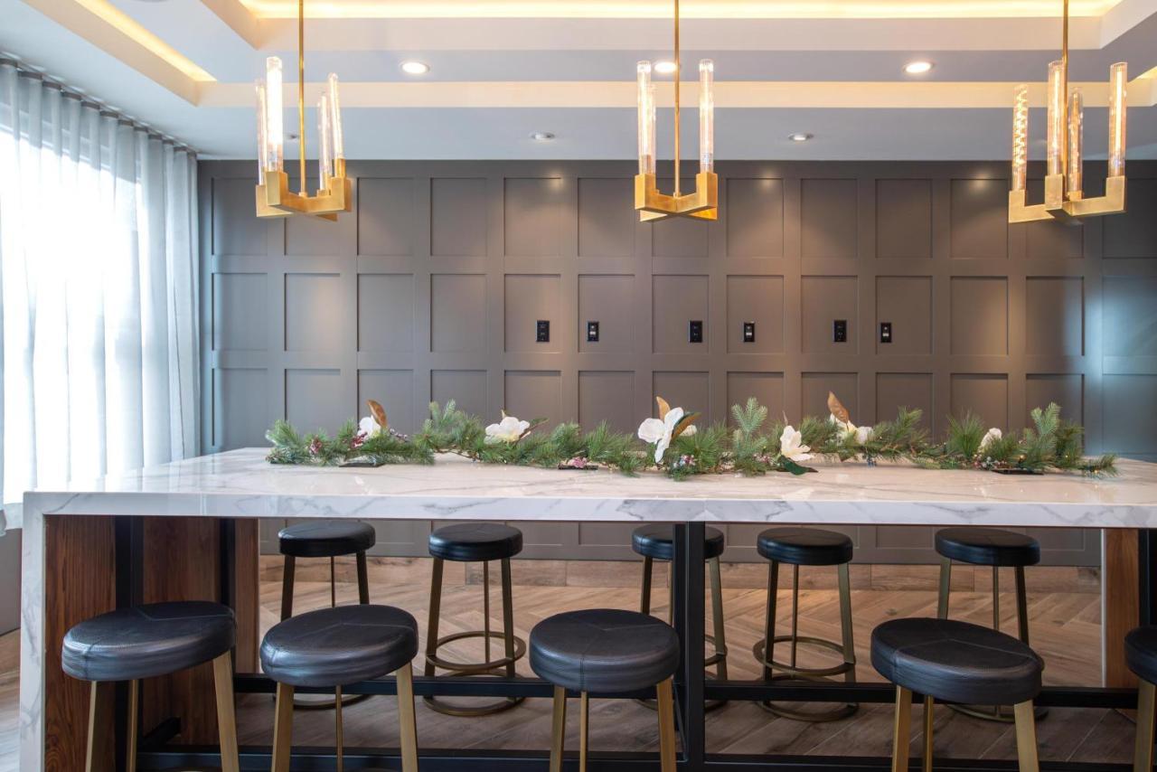 Hotel Sandman Signature Airport 4*