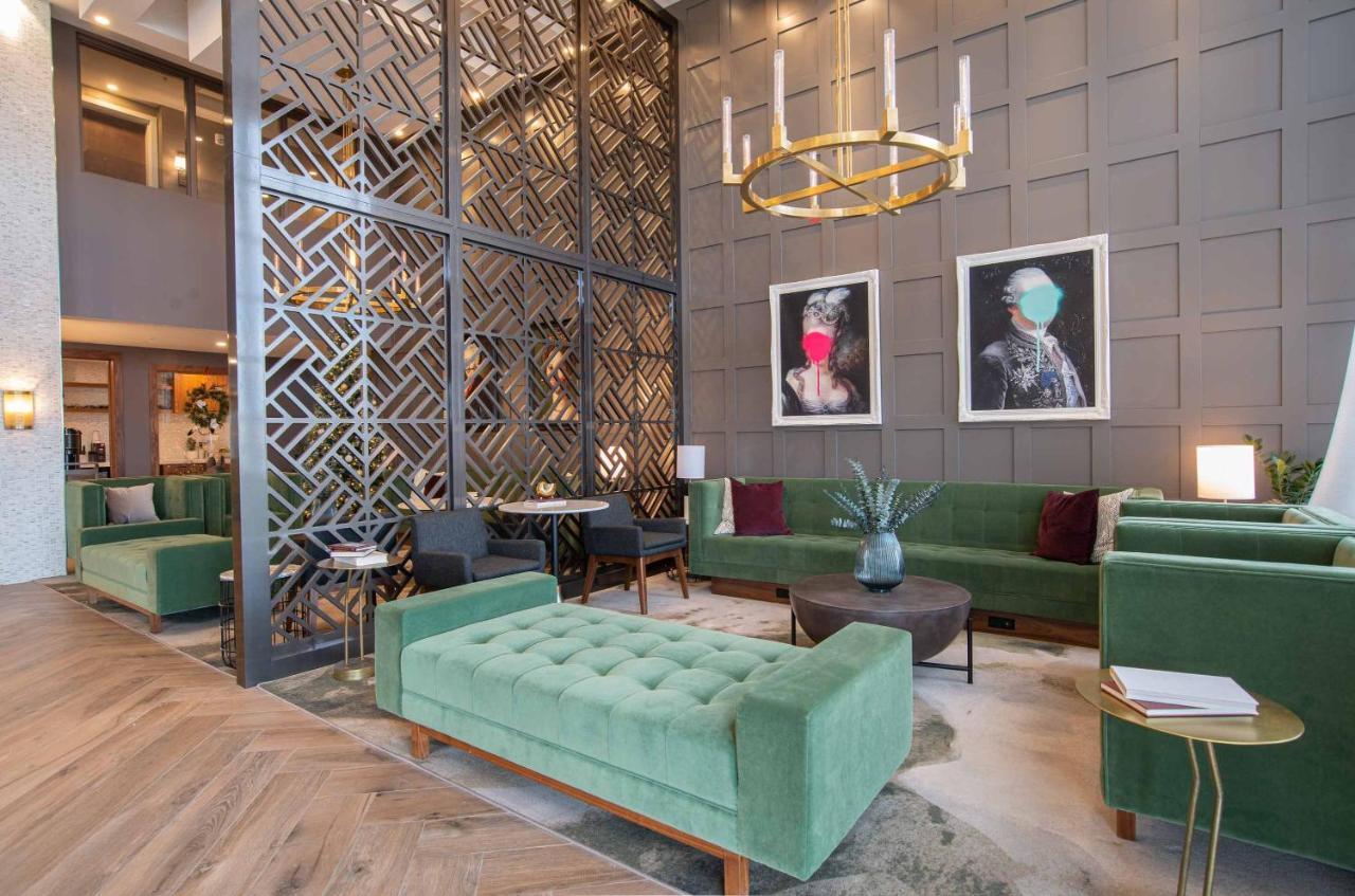 Hotel Sandman Signature Airport 4*