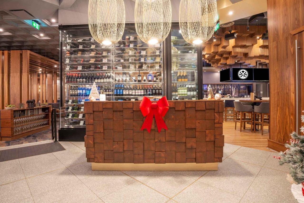 Hotel Sandman Signature Airport