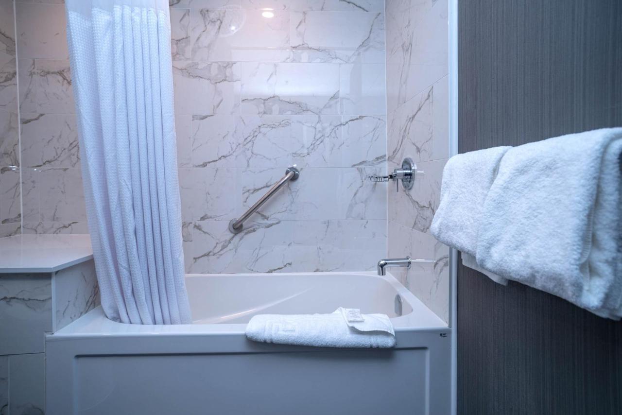 Sandman Signature Airport Hotel Ottawa