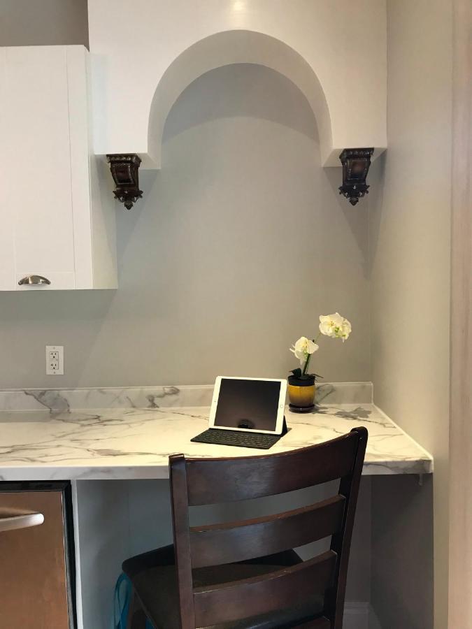 Downtown Executive Retreat With Private Balcony Near Bank Street - Sleep Max 2 Apartment Ottawa