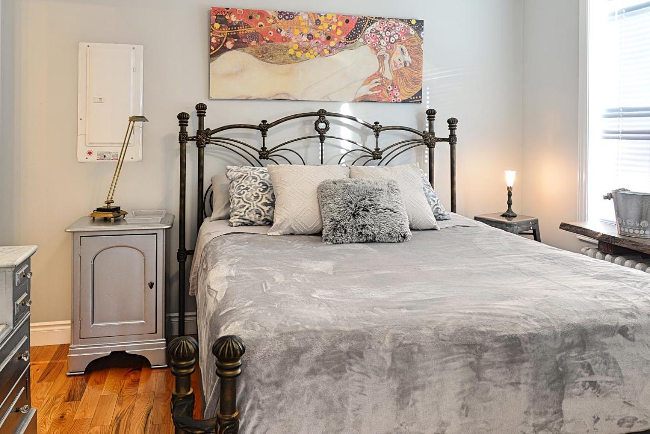 Downtown Executive Retreat With Private Balcony Near Bank Street - Sleep Max 2 Ottawa