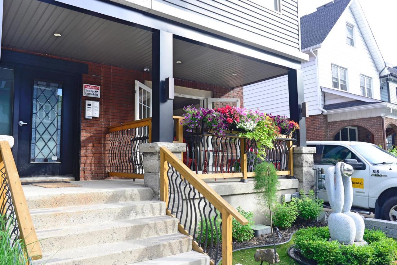 Downtown Executive Retreat With Private Balcony Near Bank Street - Sleep Max 2 *