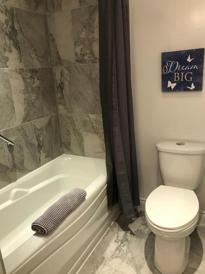 Downtown Executive Retreat With Private Balcony Near Bank Street - Sleep Max 2 *