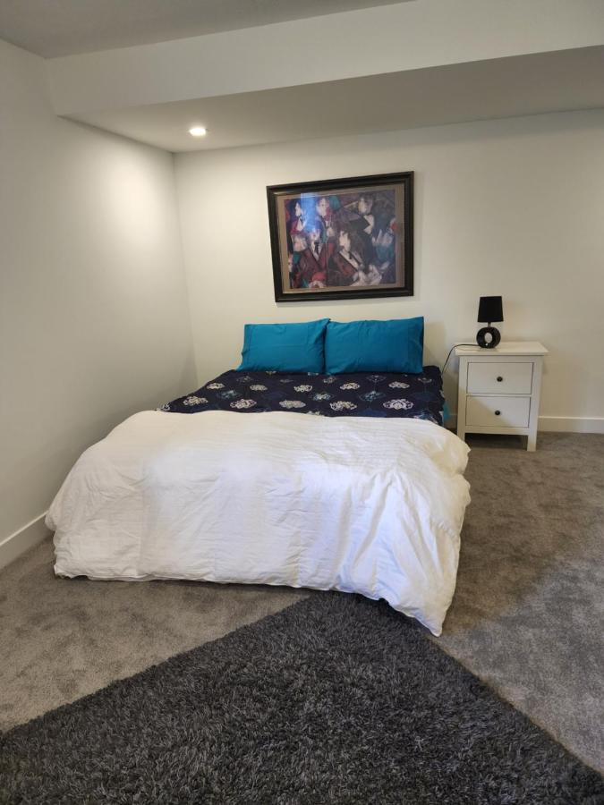 Place You Can Call !!! Near Airport Guest house Ottawa