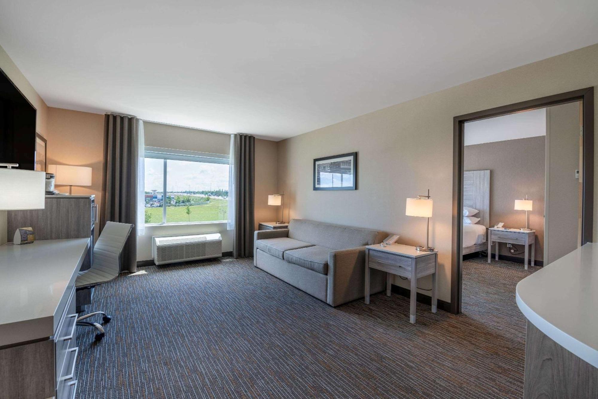 Wingate By Wyndham Kanata West Hotel 3*