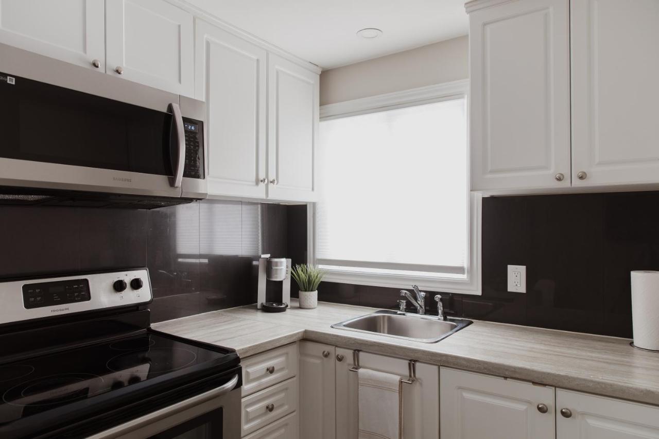 Modern, Luxurious Near Downtown Apartment *