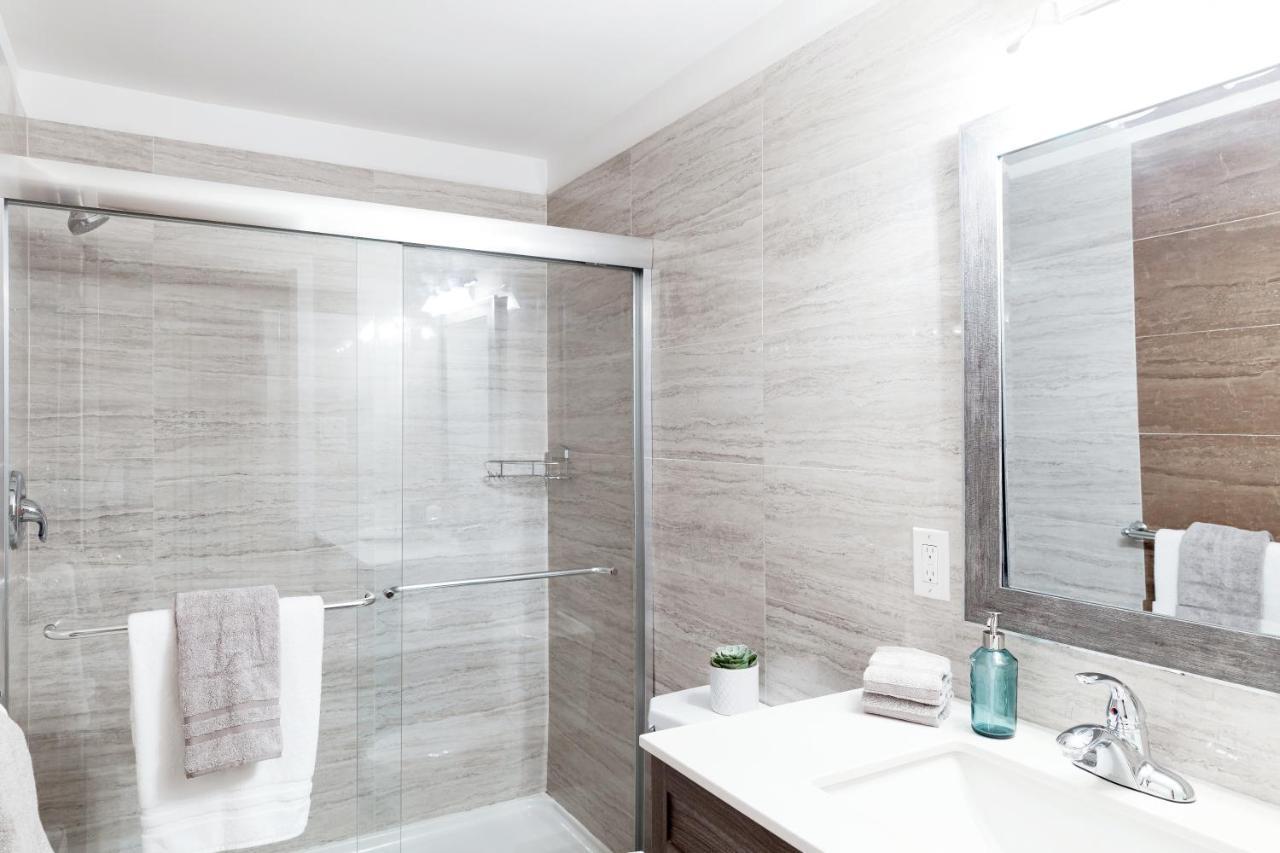Modern, Luxurious Near Downtown *