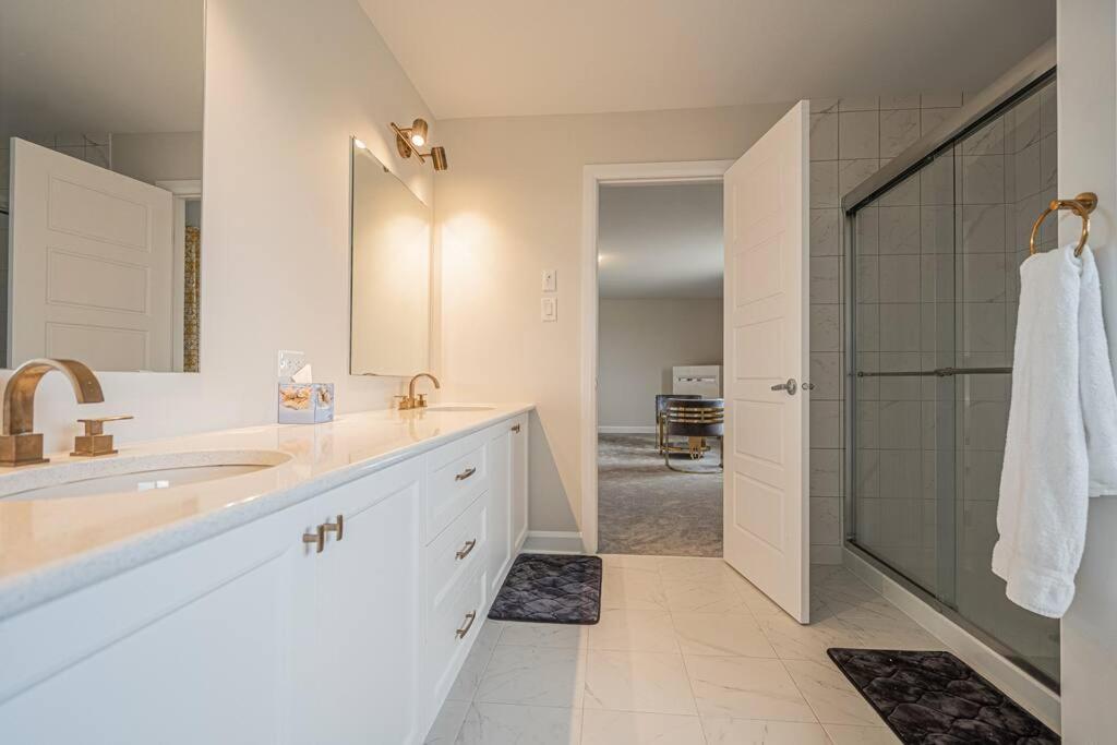 King Beds, Jacuzzi, 18mins D-town & 7mins Airport Ottawa