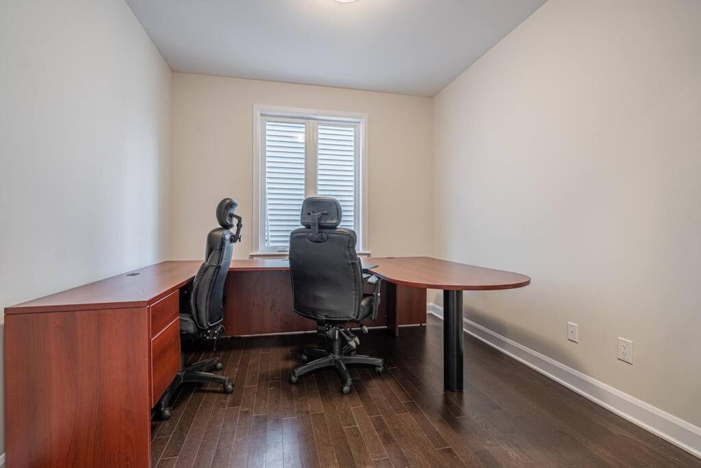 King Beds, Jacuzzi, 18mins D-town & 7mins Airport * Ottawa