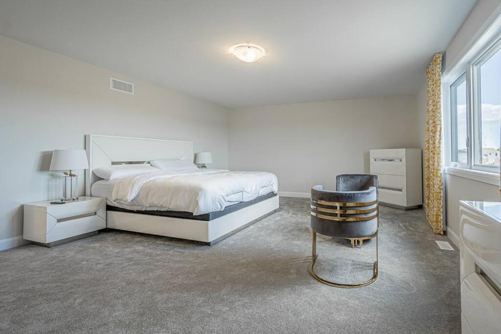 King Beds, Jacuzzi, 18mins D-town & 7mins Airport