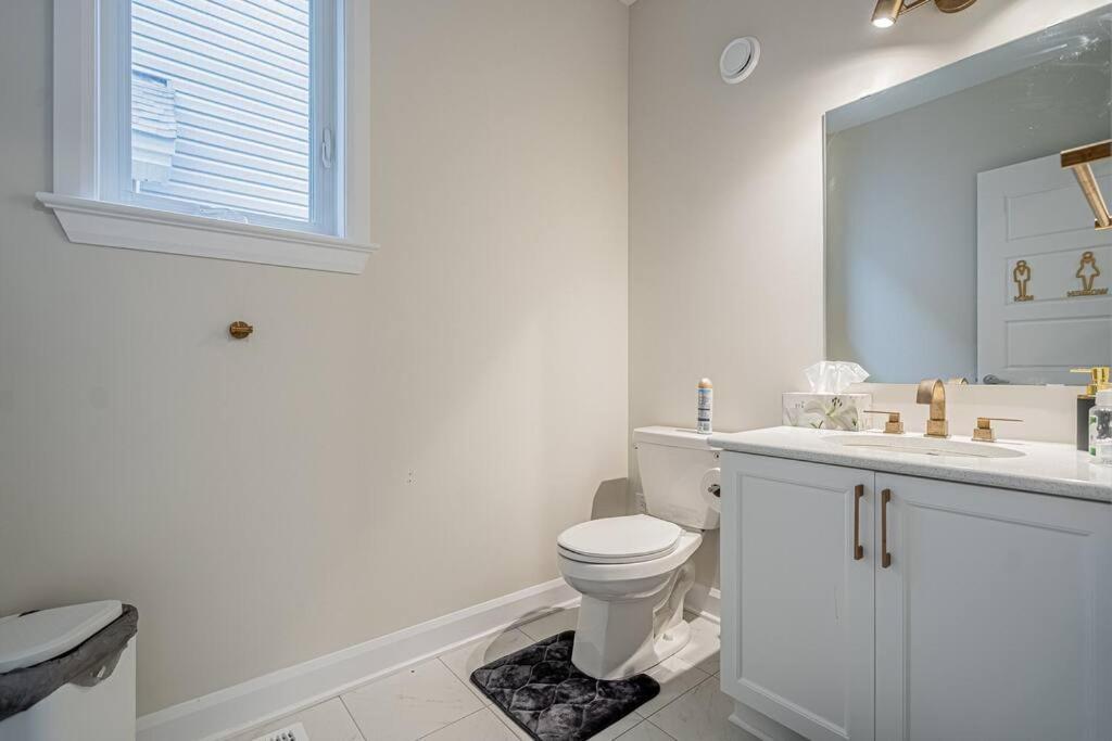 King Beds, Jacuzzi, 18mins D-town & 7mins Airport *