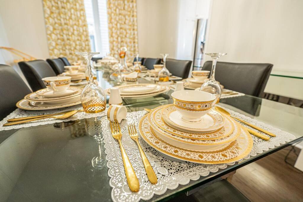 King Beds, Jacuzzi, 18mins D-town & 7mins Airport * Ottawa