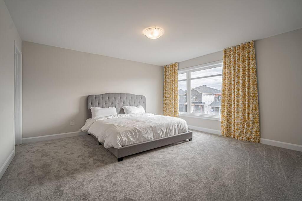 King Beds, Jacuzzi, 18mins D-town & 7mins Airport