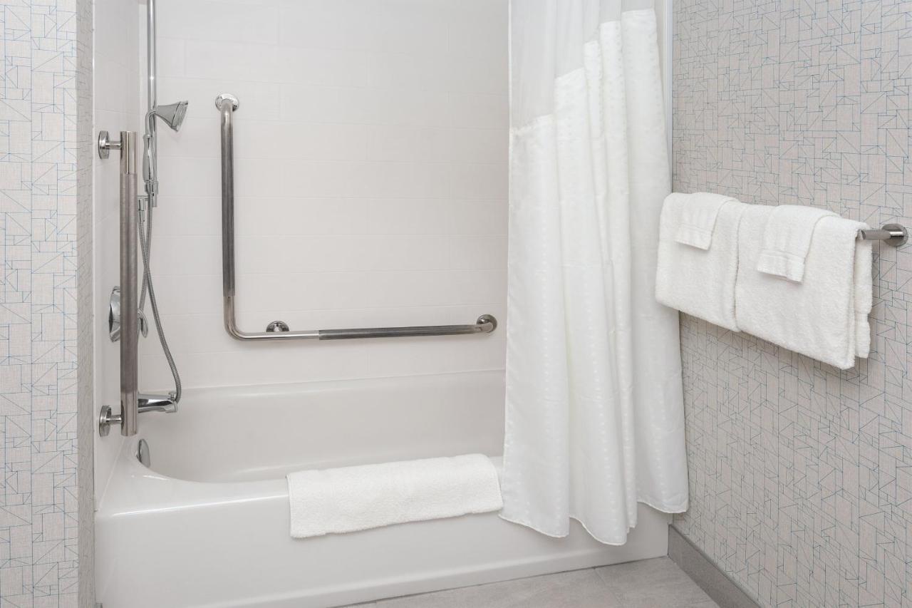 Express & Downtown East By Ihg Hotel Ottawa