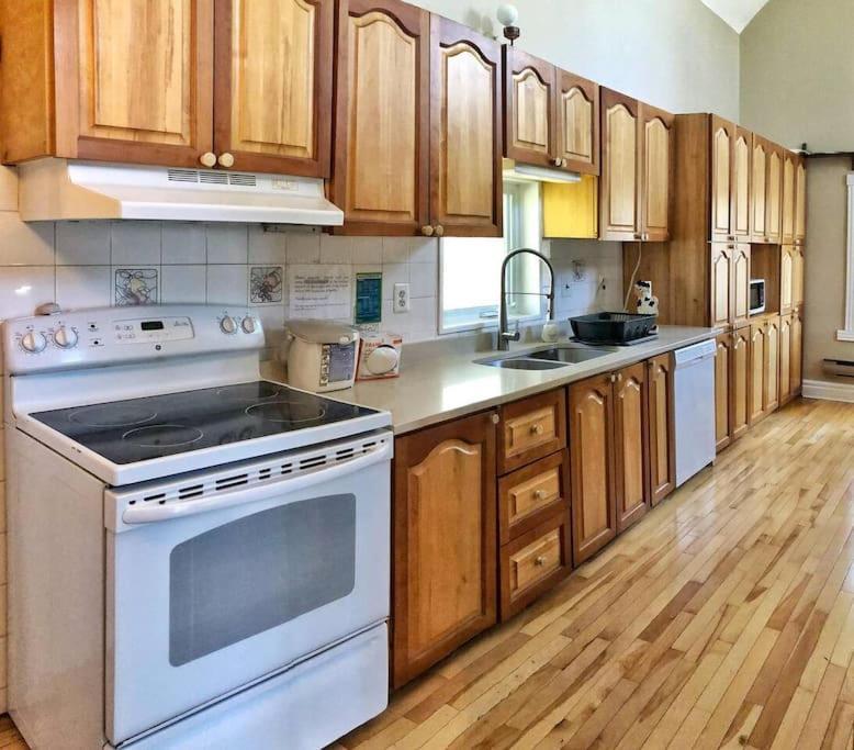 Cozy 4-bedroom Haven For Relaxing Getaways Ottawa