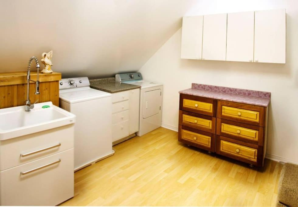 Cozy 4-bedroom Haven For Relaxing Getaways Holiday home Ottawa