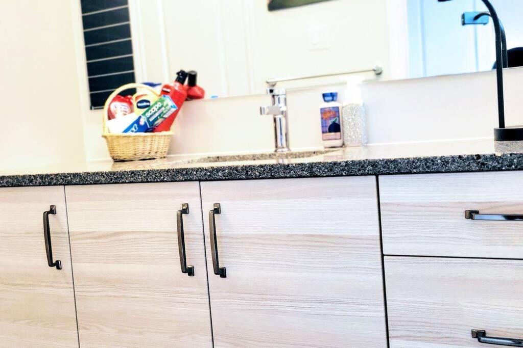 Holiday home New Build-primetv-movie-games-airport 10 Mins Ottawa