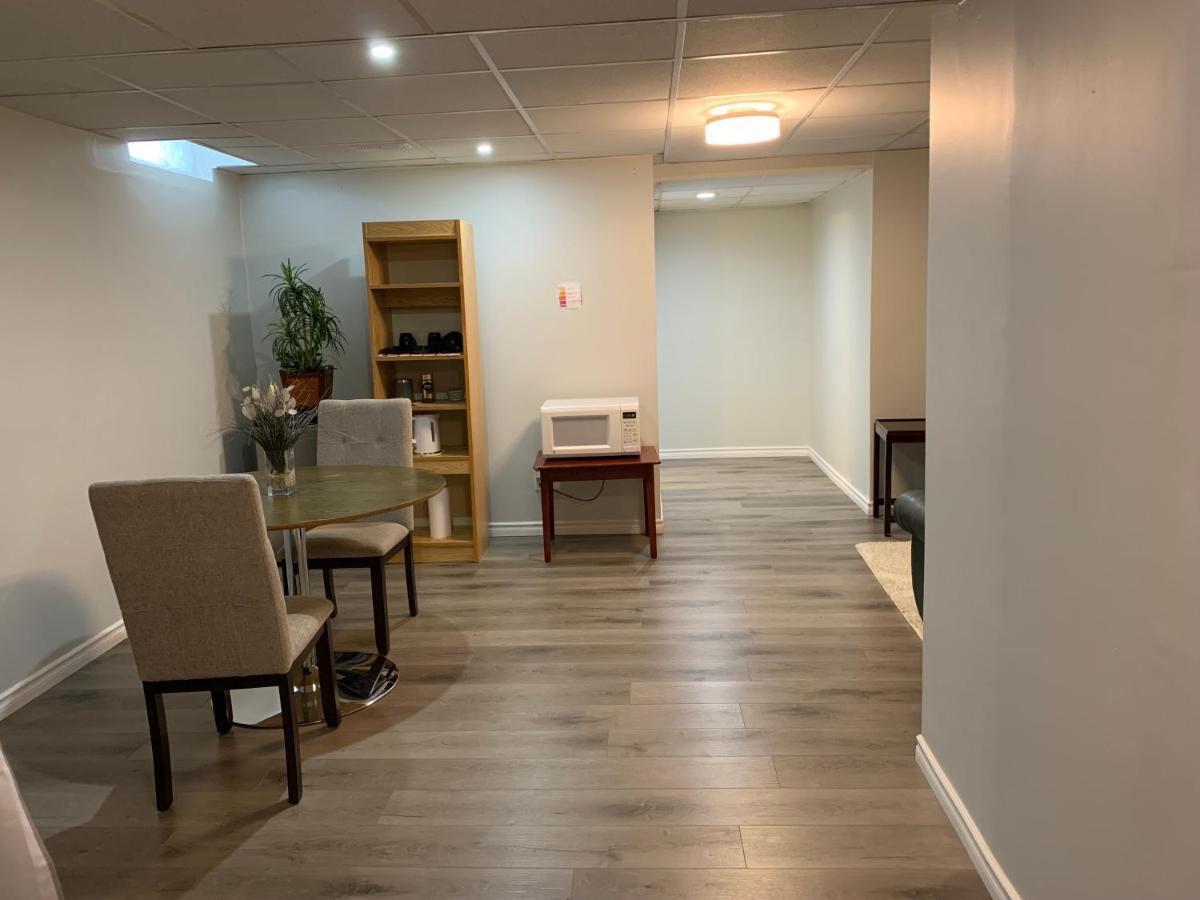 A Bright Specious 1 Bedroom Unit In The Basement * Ottawa