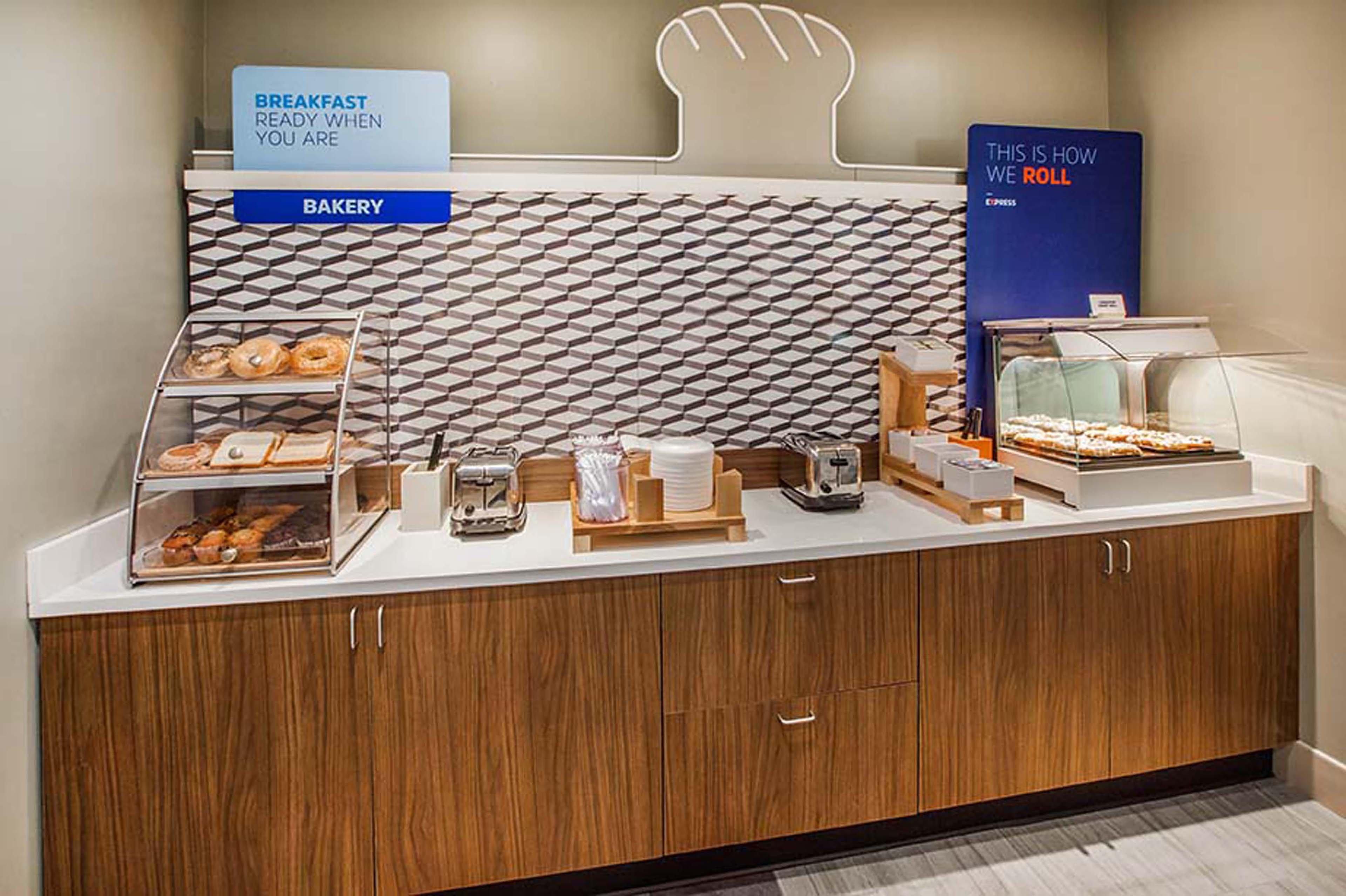 Express & Downtown East By Ihg Hotel