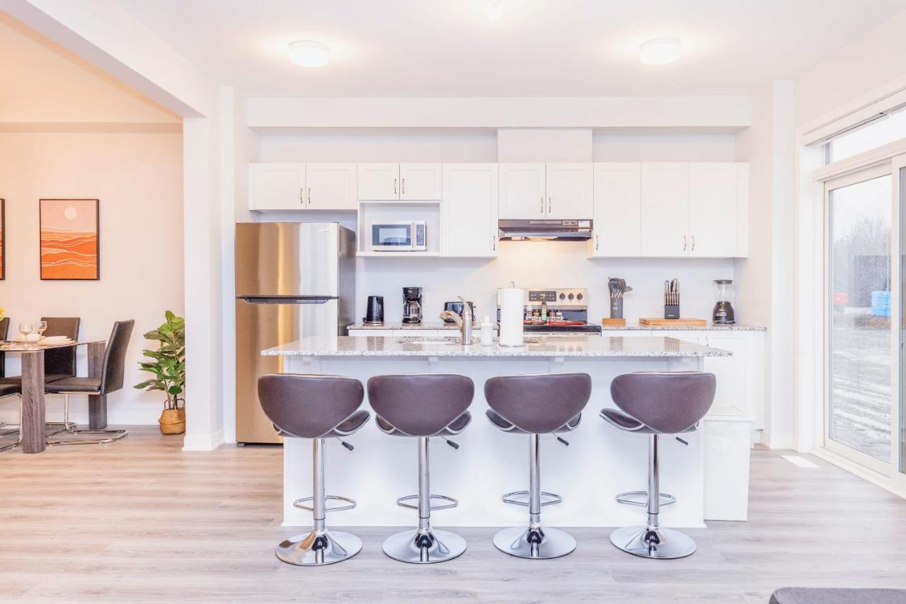 Modern 3br Townhouse In Stittsville Holiday home