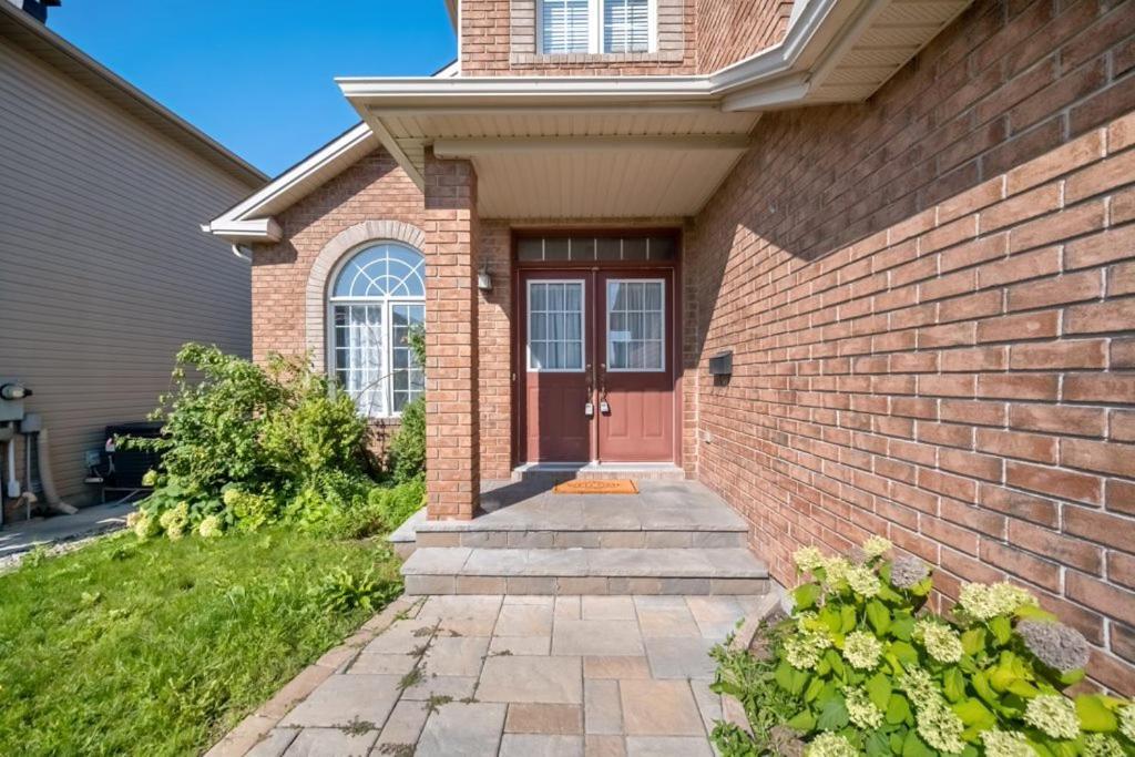 The House * Ottawa