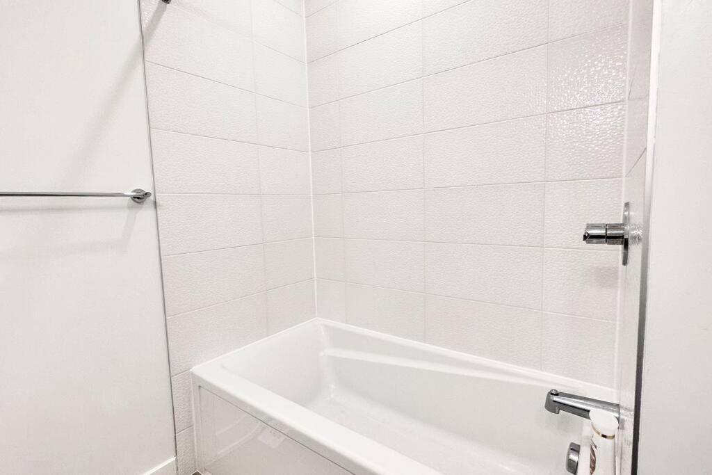 Capital's Retreat: King Suite, Smart Home, Wfh Holiday home Ottawa