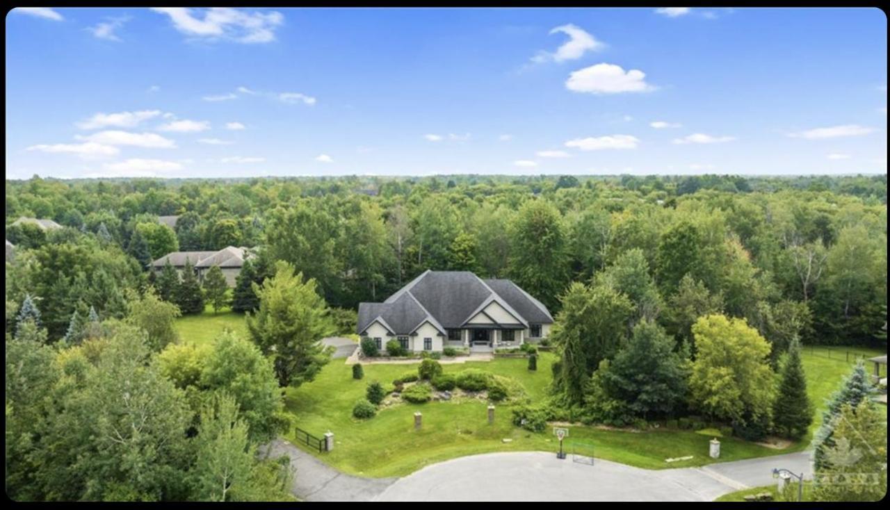 Ottawa's Finest: Mansion In A Quiet Neighbourhood! *