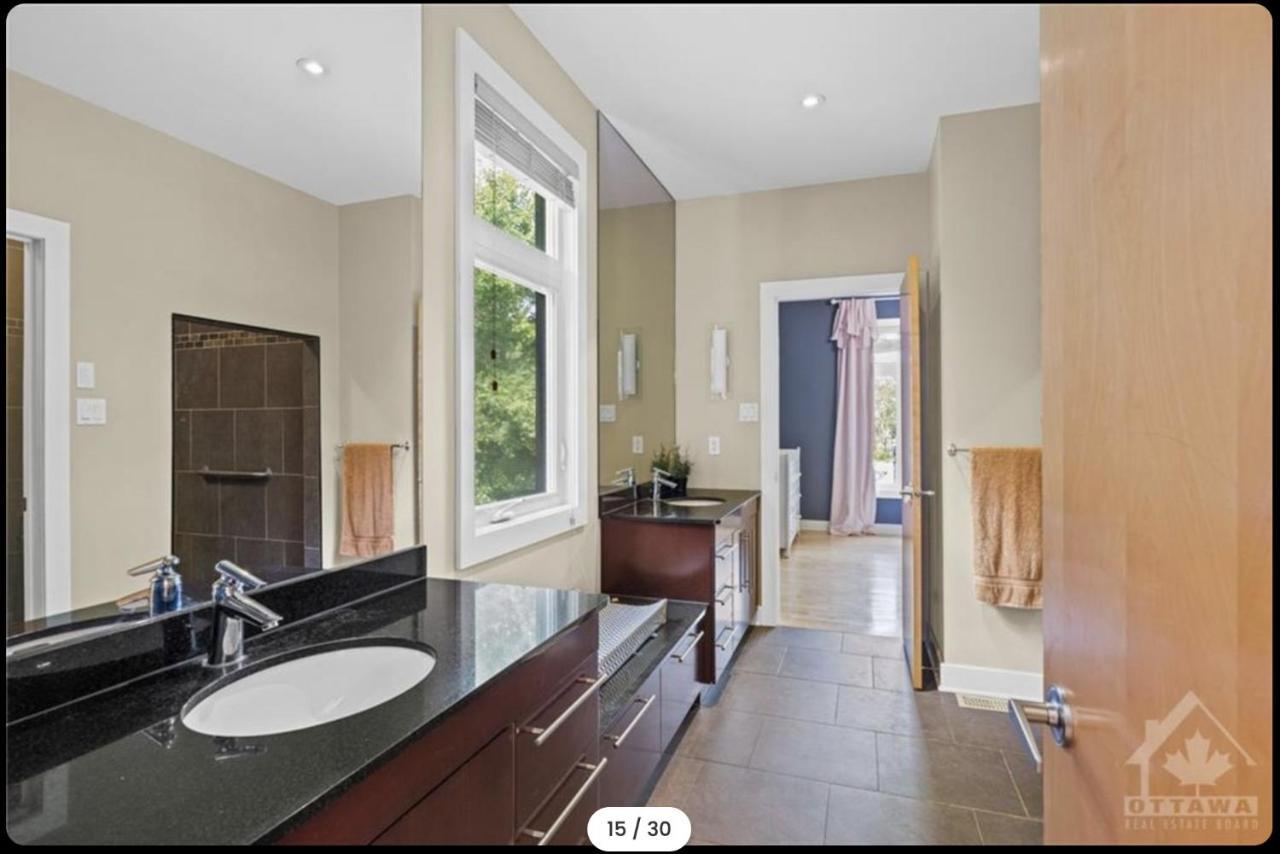 Ottawa's Finest: Mansion In A Quiet Neighbourhood! Villa