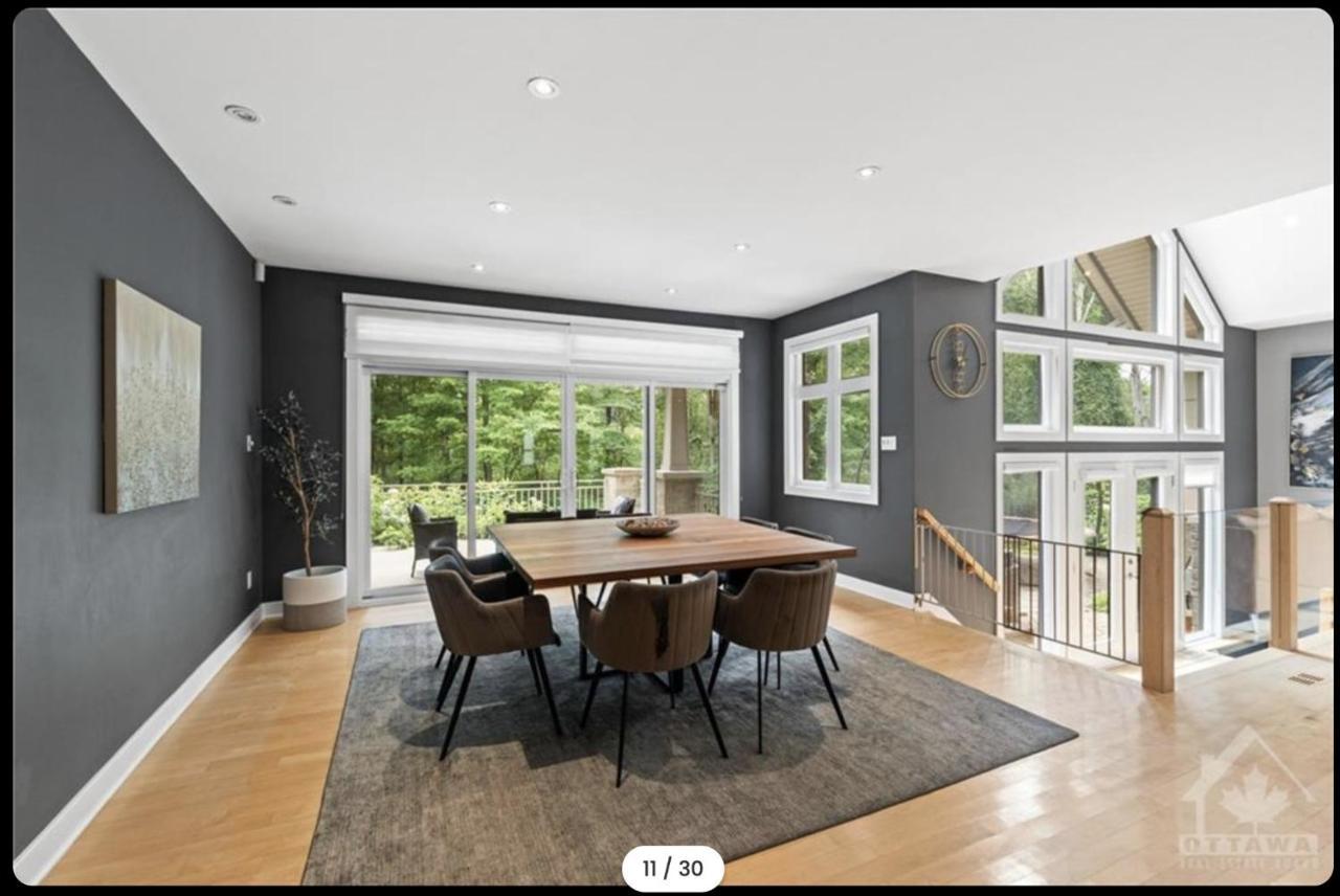Ottawa's Finest: Mansion In A Quiet Neighbourhood! Villa