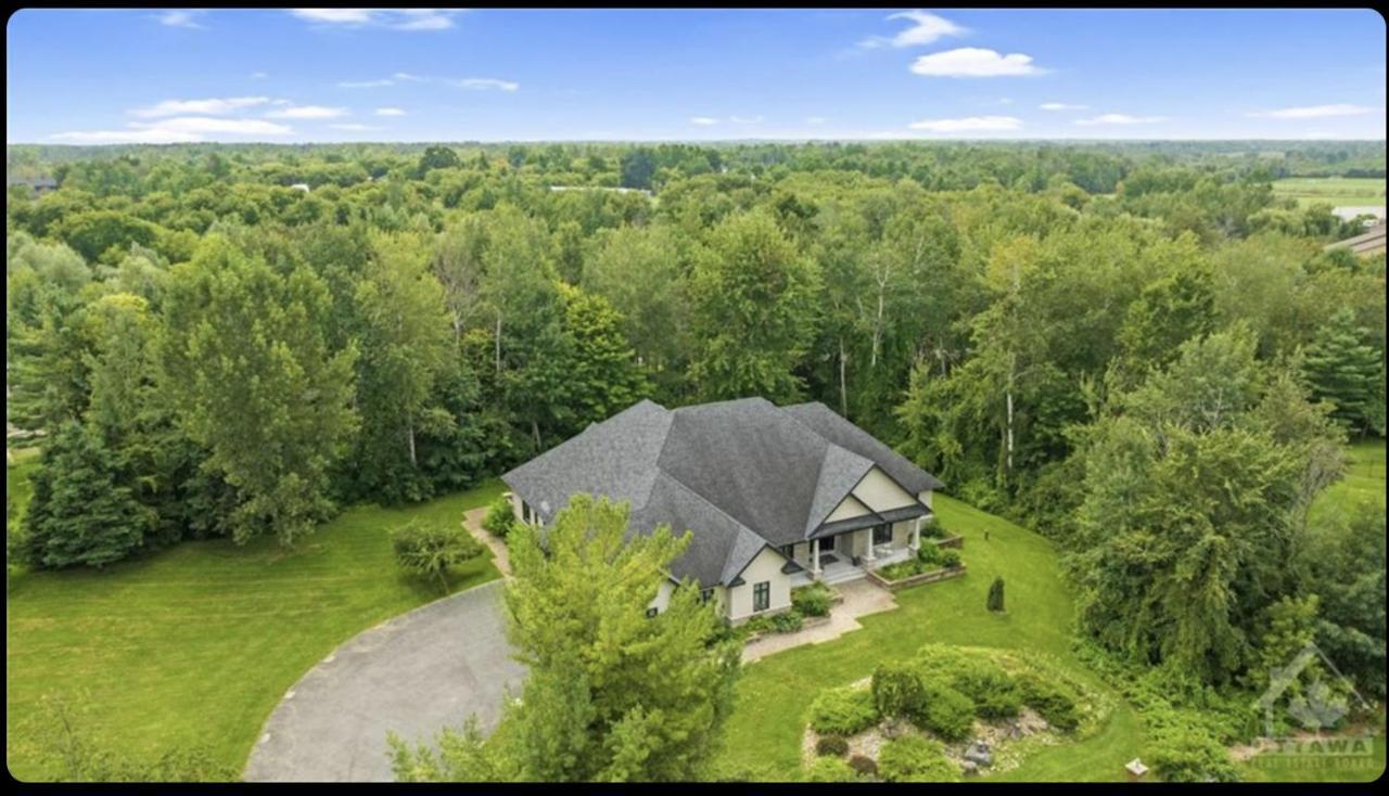 Villa Ottawa's Finest: Mansion In A Quiet Neighbourhood!