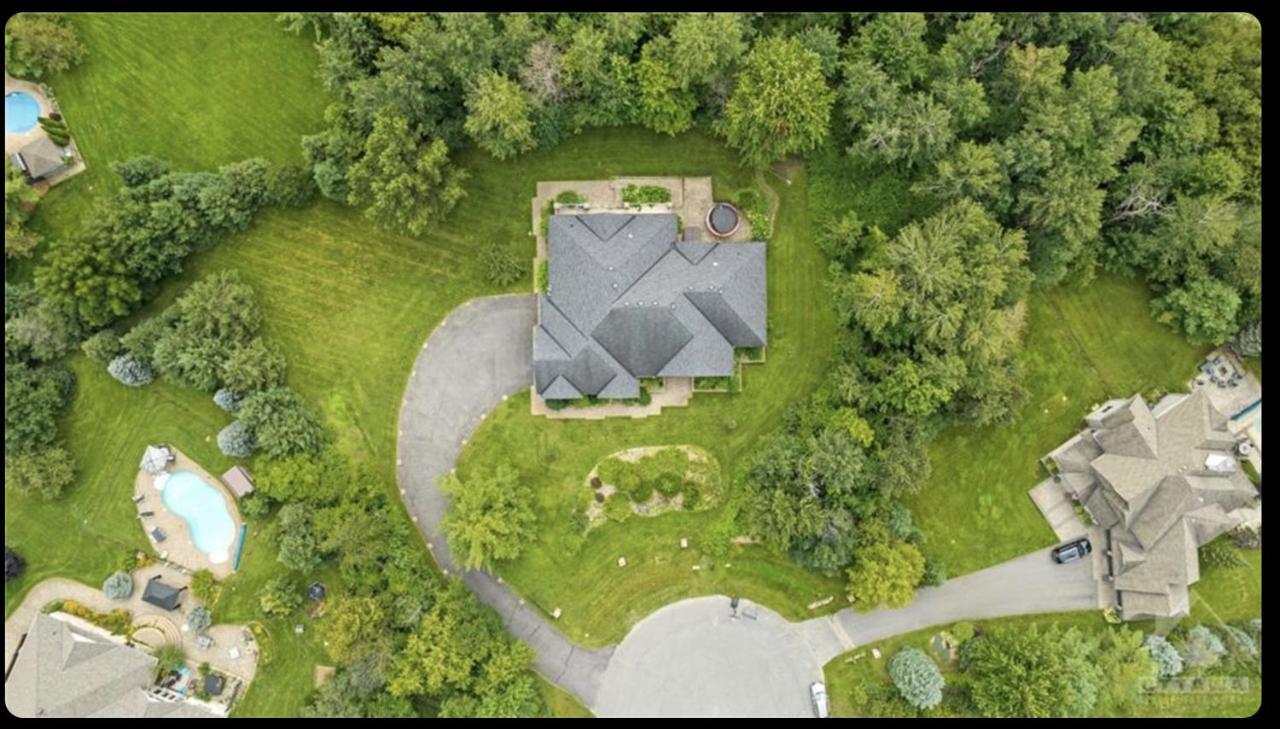 Ottawa's Finest: Mansion In A Quiet Neighbourhood!