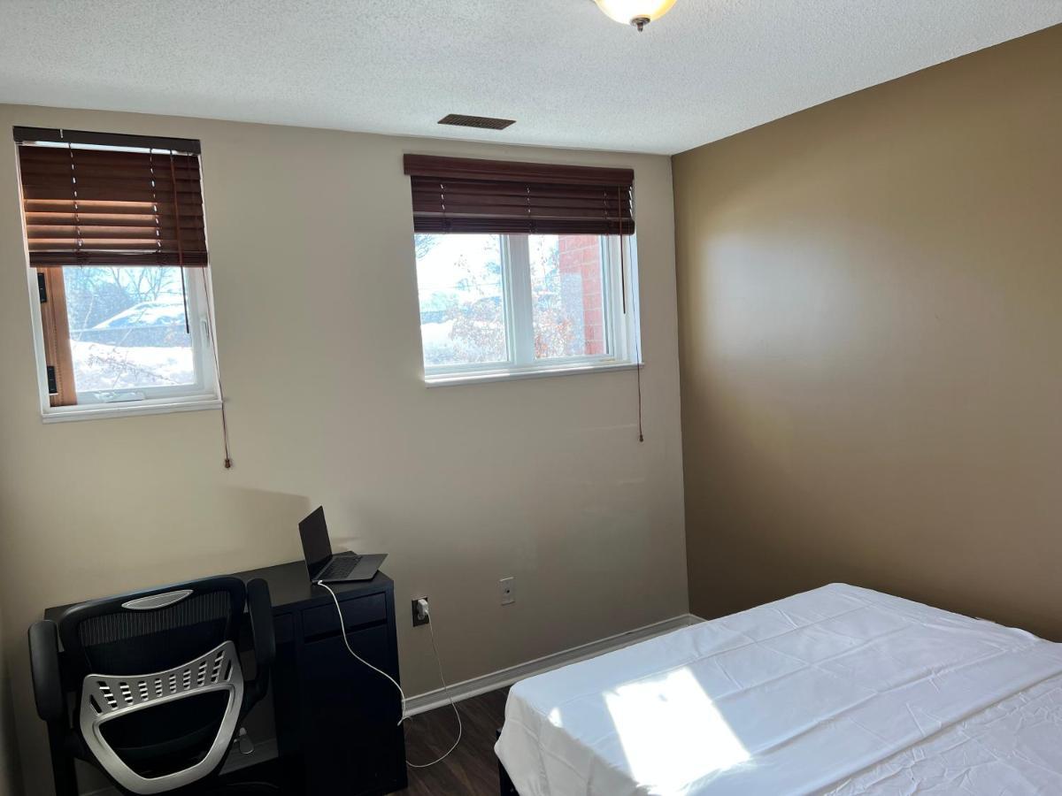 Warm Minimalist Bedroom + Free Parking *