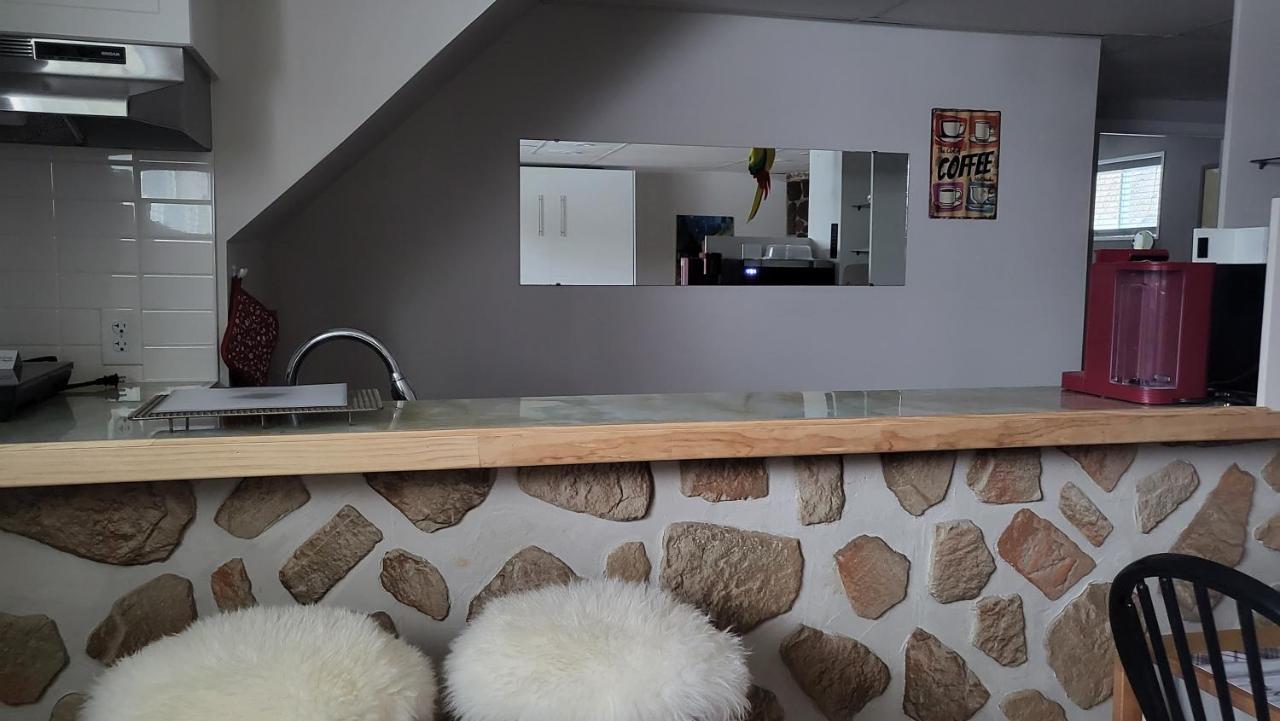 Private Trendy Studio With Fireplace