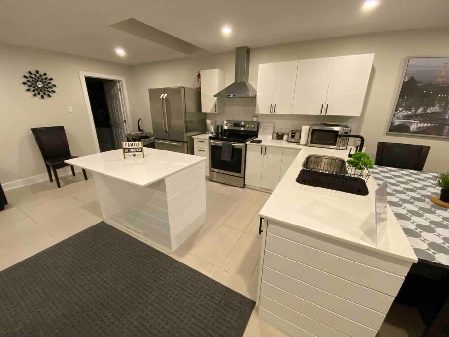 3 Bedroom Home, 3 Queen Beds, Close To All Amenities Holiday home