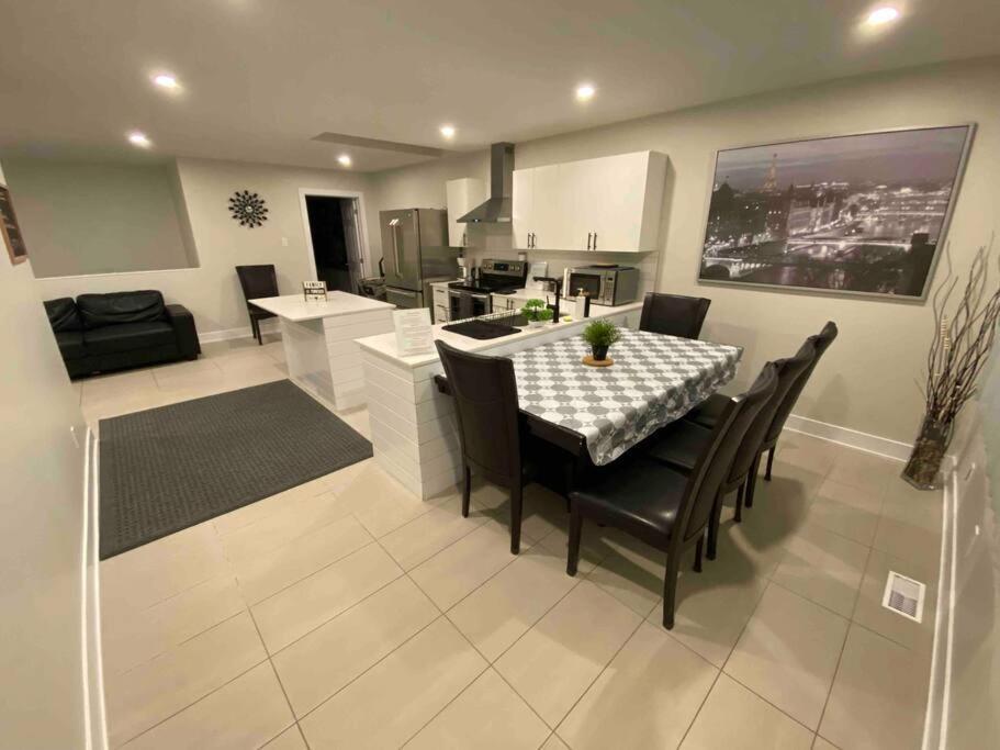 Holiday home 3 Bedroom Home, 3 Queen Beds, Close To All Amenities *