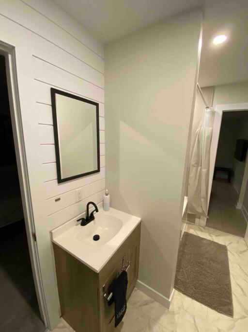 3 Bedroom Home, 3 Queen Beds, Close To All Amenities