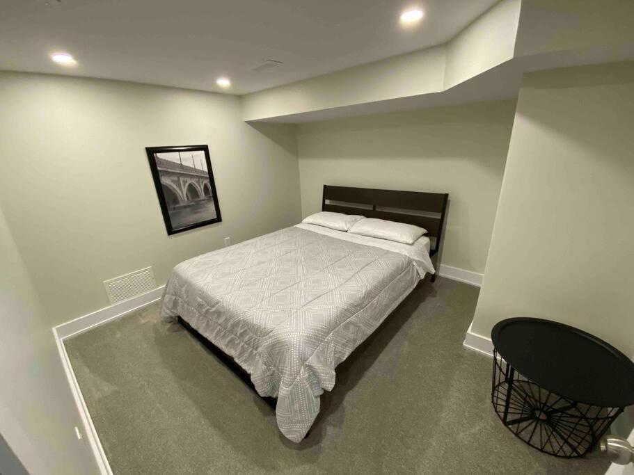 3 Bedroom Home, 3 Queen Beds, Close To All Amenities Ottawa