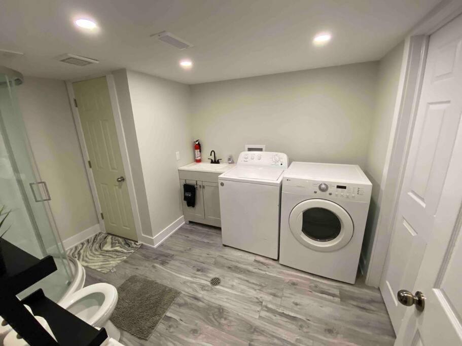 3 Bedroom Home, 3 Queen Beds, Close To All Amenities Holiday home