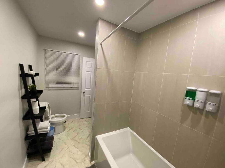 Holiday home 3 Bedroom Home, 3 Queen Beds, Close To All Amenities *