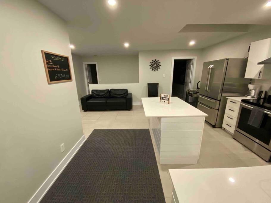 3 Bedroom Home, 3 Queen Beds, Close To All Amenities