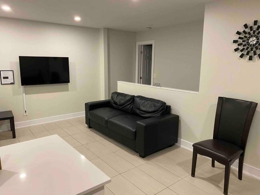 3 Bedroom Home, 3 Queen Beds, Close To All Amenities *