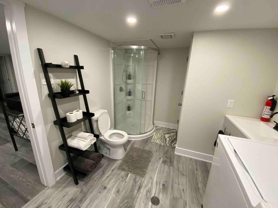 3 Bedroom Home, 3 Queen Beds, Close To All Amenities *