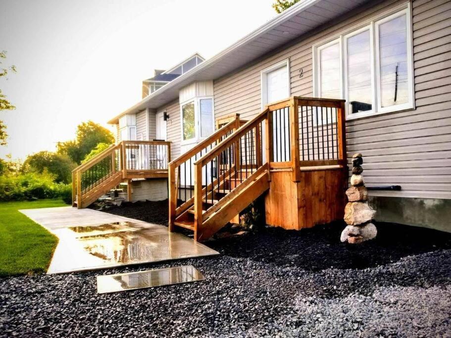 3 Bedroom Home, 3 Queen Beds, Close To All Amenities