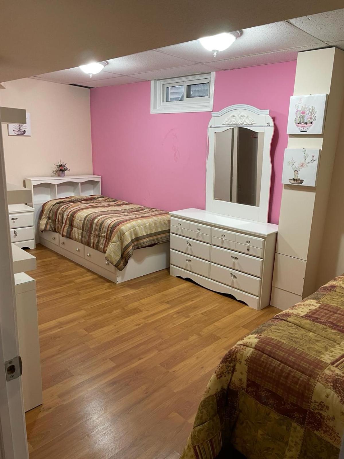 A Bed Of 2 Beds Cute For Females Only - Pour Les Femmes Seulement * Ottawa
